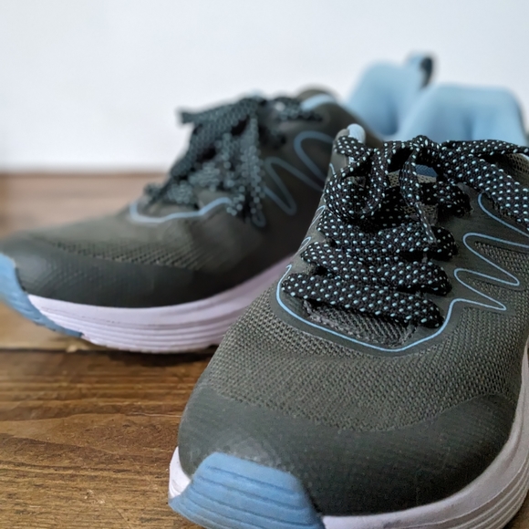 Running Shoes - Picture 3 of 5